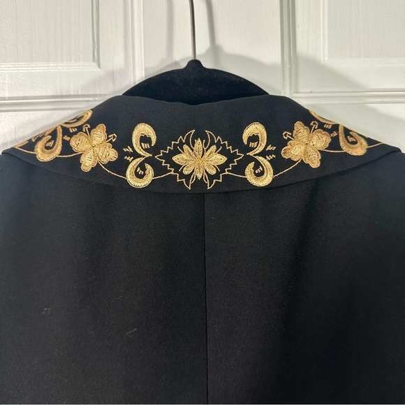 Black small jacket, Unwrinkled fabric, with gold embroidery that looks great - Picture 2 of 14